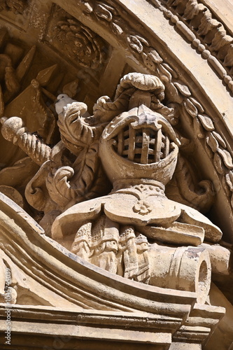 Barockportal auf Malta mit steinernem Ritterhelm photo