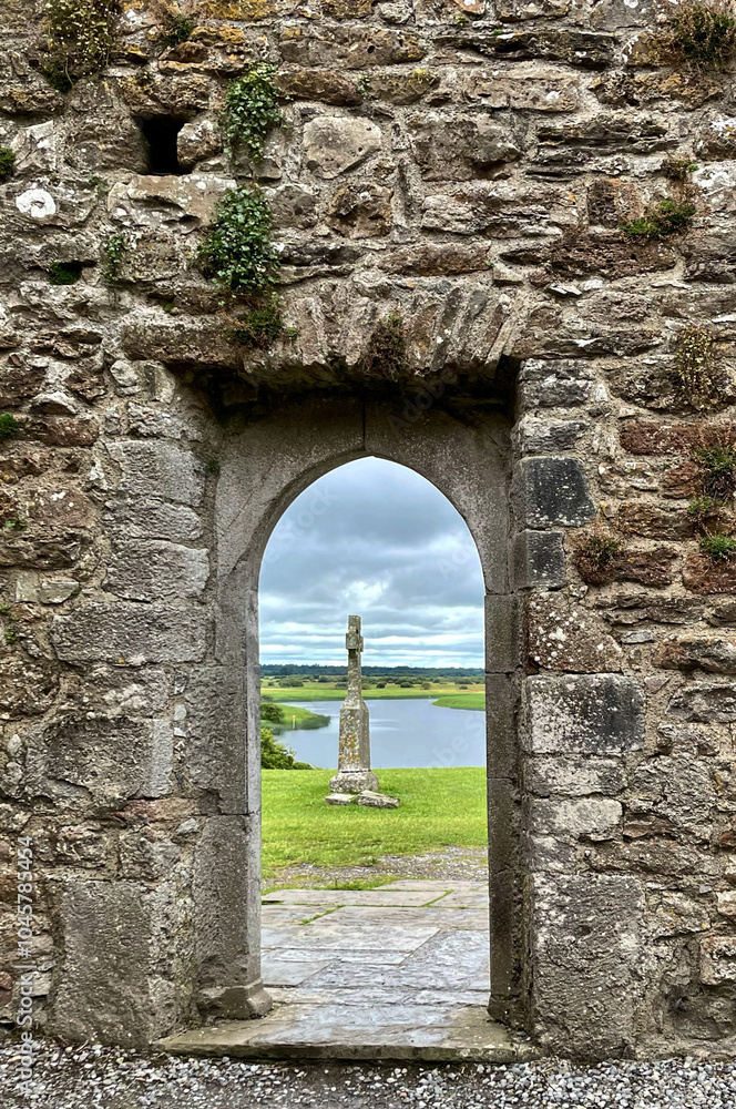Obraz premium Tür in der Klosterruine Clonmacnoise am Shannon River in Irland