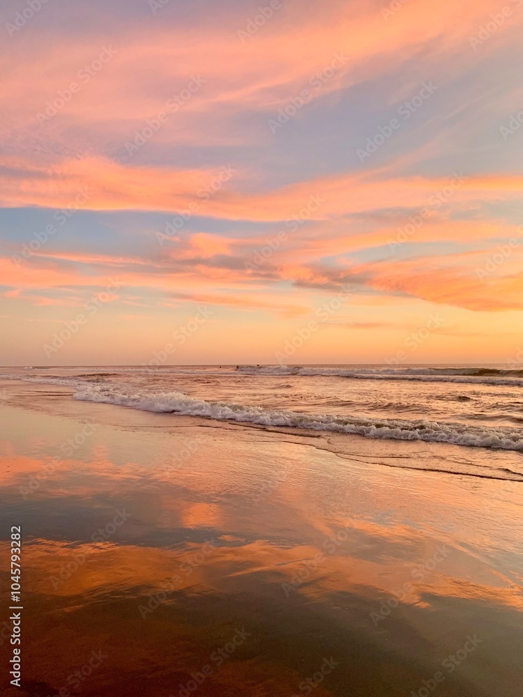 Obraz premium Reflective Beach Sunset