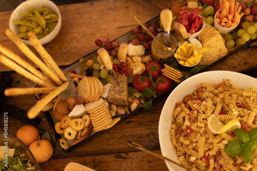 Antipasti und Snacks auf einem großen Holztisch