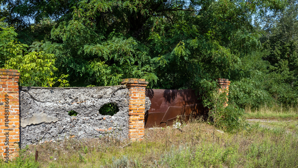Naklejka premium Old dilapidated fence