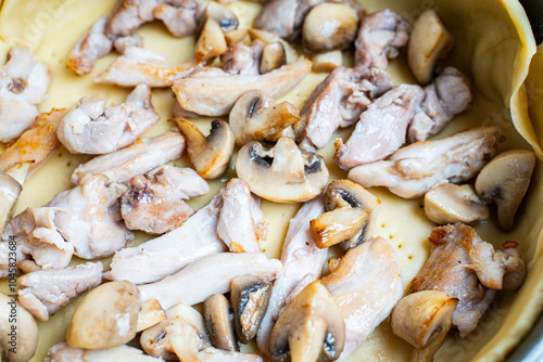 Recipe Quiche loren. Put fried chicken pieces and mushrooms on the dough.