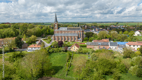 Le Quesnel, Somme, Picardie, le village et l'église Saint-Léger.