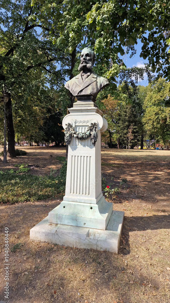 Obraz premium Statue of a person in the park