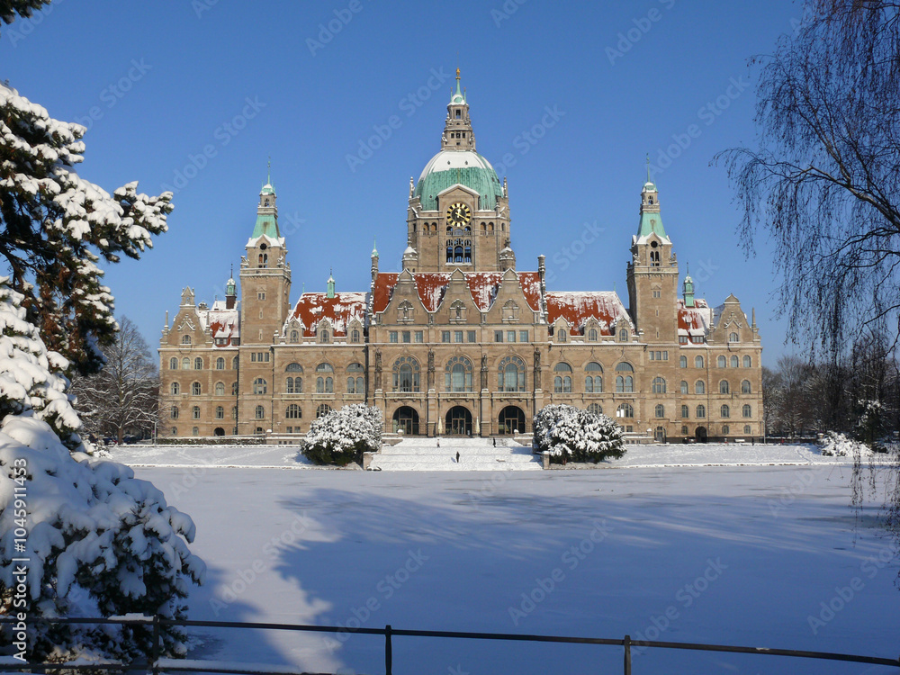 Obraz premium Winterliches Rathaus von Hannover
