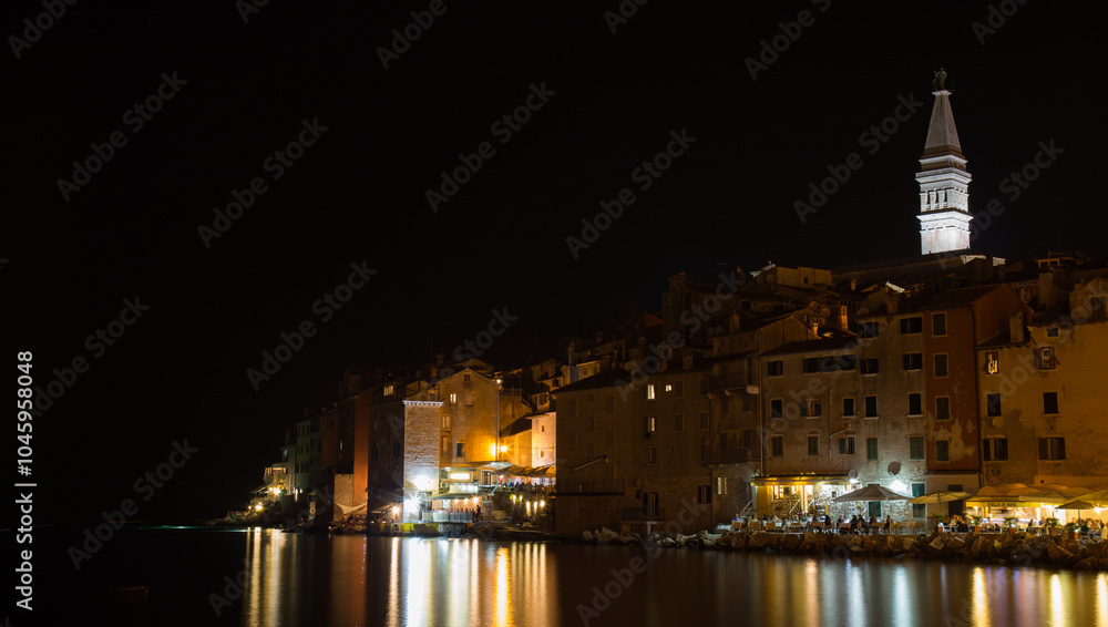 Vista de noche en Rovinj, Croacia Vista de noche en Rovinj, Croacia