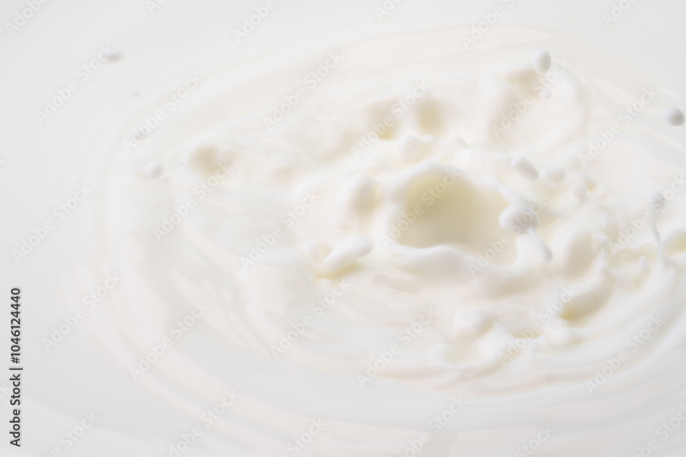 波打つ牛乳の表面のクローズアップ 波打つ牛乳の表面のクローズアップ