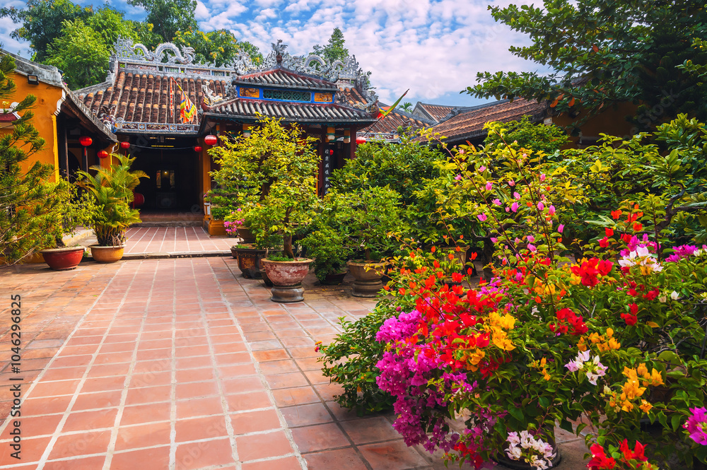 Obraz premium ancient Asian Buddhist temple on the Vietnamese pagoda in the old town in Hoi An in Vietnam in Asia in summer