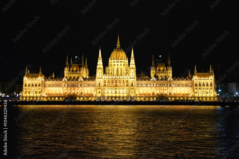 Fototapeta premium ブダペストの国会議事堂のライトアップ