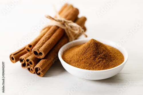 Bilde på lerret Dried Cinnamomum cassia and cinnamon powder on white wooden table