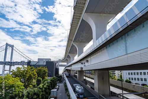 東京の湾岸エリアの首都高速道路風景