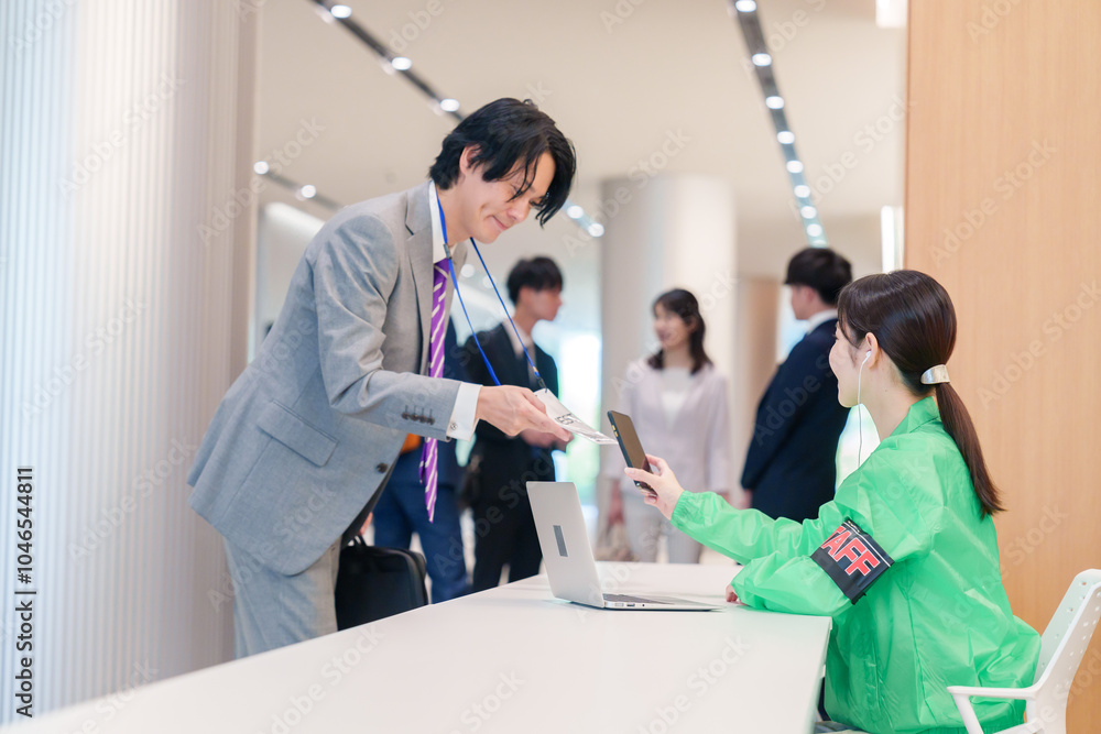 Fototapeta premium カンファレンスの受付スタッフと参加者