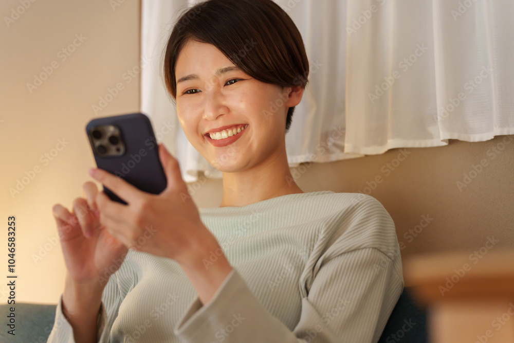 夜スマホを見る女性 夜スマホを見る女性
