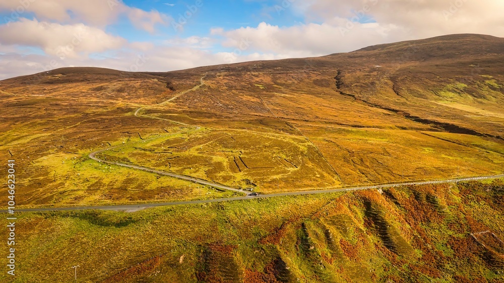 Obraz premium Beautiful Ireland - Enjoy the breathtaking view of a stunning coastal landscape with rocky cliffs and serene waters