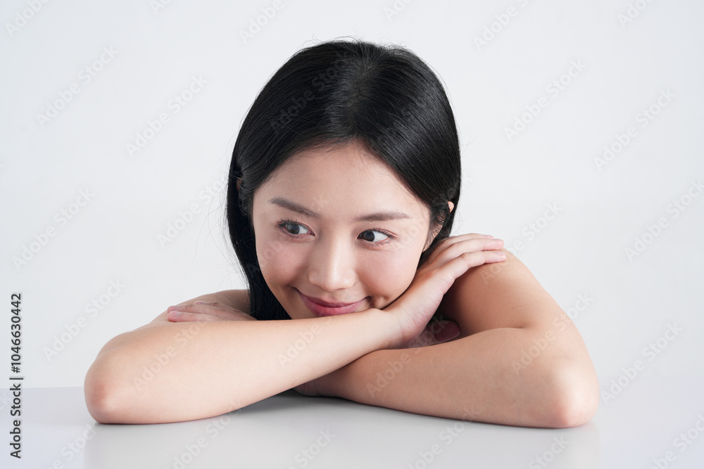 光と影の背景で撮影をしたキュートな女性のナチュラルな美容イメージ 光と影の背景で撮影をしたキュートな女性のナチュラルな美容イメージ