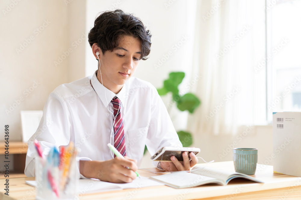 自宅で勉強する学生 自宅で勉強する学生