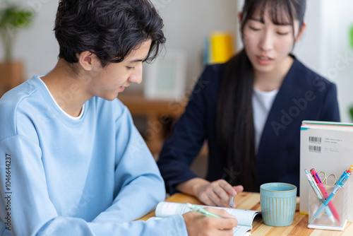 Fotografía 家庭教師に勉強を教わる学生