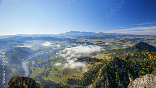 Obraz na płótnie Beautiful mountain landscape. View from the Trzy Korony peak. The Tatra Mountains in the distance. The Dunajec River Valley. Autumn landscape. Clouds below the peaks. A winding river. Sromowce Niżne, w salonie
