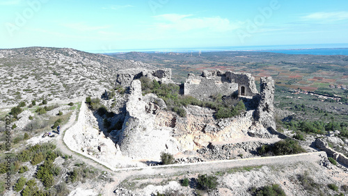 Vue aérienne du chateau d'Opoul et vue au fond sur la mer Méditerranée  photo