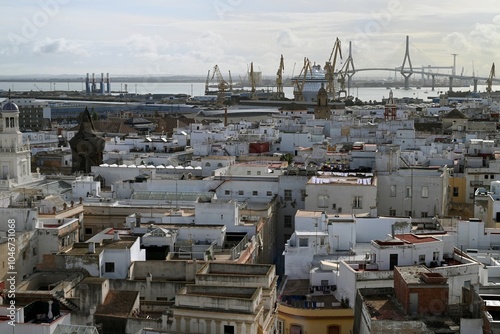 Vue panoramique de la ville de Cadix avec le port et  le pont de la Constitution de 1812 au second plan photo