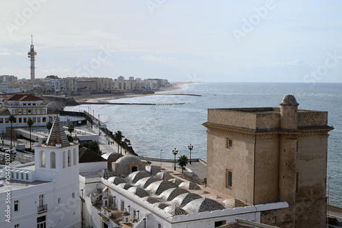 Vue panoramique de Cadix avec la tour de télécommunication Tavira II au second plan photo