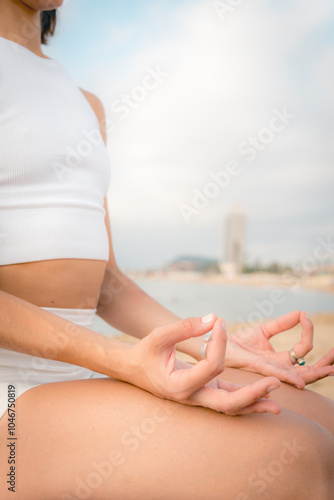 mujer haciendo yoga en playa 