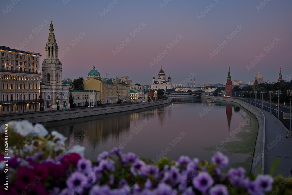 Obraz premium Pre-dawn hour in the center of Moscow. The Moscow River, the Moscow Kremlin.