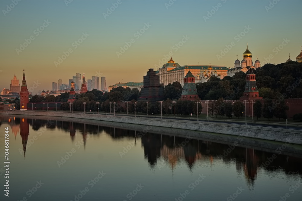 Fototapeta premium Pre-dawn hour in the center of Moscow. The Moscow River, the Moscow Kremlin.