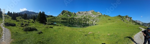 Vue panoramique du lac et des montagnes avoisinantes à Seebergsee en Suisse photo