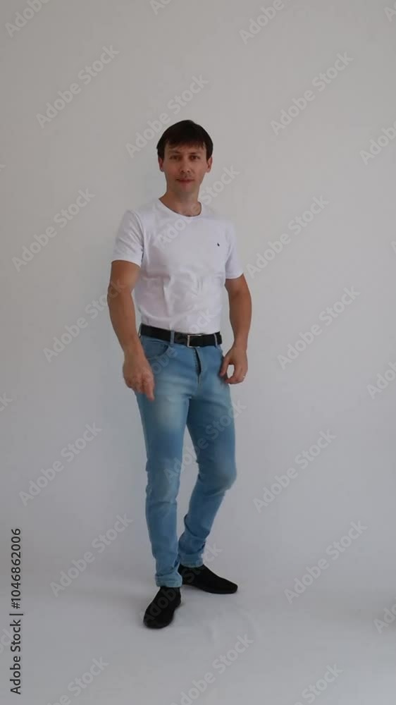 homem casual modelo com camisa branca e calça jeans homem casual modelo com camisa branca e calça jeans
