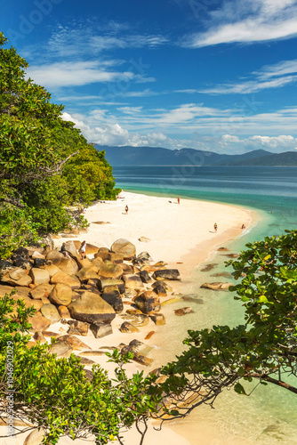 Obraz na płótnie Picturesque tropical golden Nudey Beach with turquoise water on Fitzroy Island. It is a continental island southeast of Cairns, Queensland, Australia. w salonie