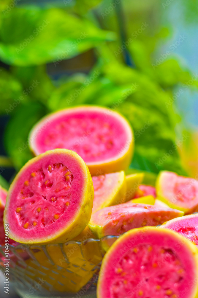 A goiaba é uma fruta que contém fibras. Por isso, retarda a absorção de nutrientes da alimentação e também do açúcar e da gordura. A goiaba é uma fruta que contém fibras. Por isso, retarda a absorção de nutrientes da alimentação e também do açúcar e da gordura.