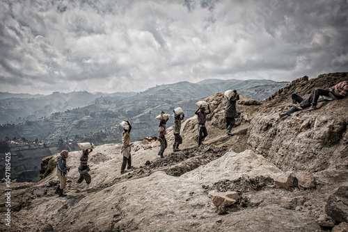 Artisanal Coltan - manganese - cobalt mining in Mudere mine under control of Nyatura militia, town of Rubaya, North Kivu region (Democratic Republic of Congo, Africa).

