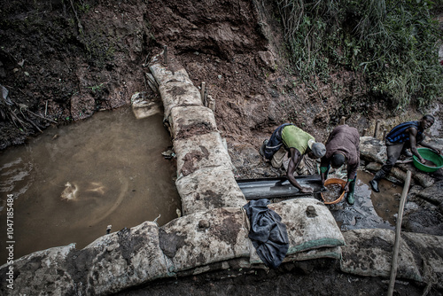 Artisanal Coltan - manganese - cobalt mining in Mudere mine under control of Nyatura militia, town of Rubaya, North Kivu region (Democratic Republic of Congo, Africa).

