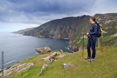 Canvas Print Woman tourist in Slieve League, Ireland