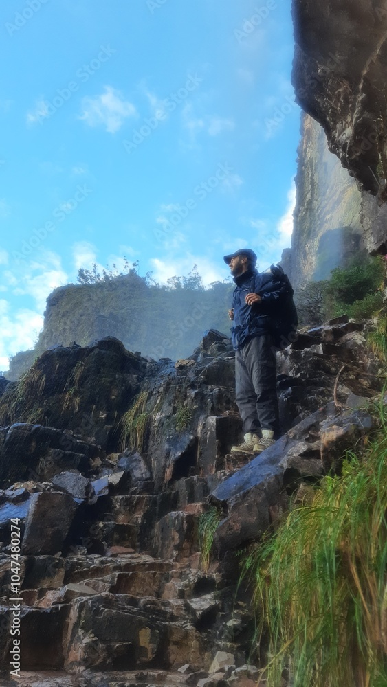 Obraz premium turista no trecho conhecido com paso de las lagrimas no trekking par amonte roraima 