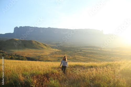 Wallpaper Mural mulher com monte roraima ao fundo no amamnhecer, no acampamento tek, no primeiro dia de trekking para o cume, parque nacional canaima Torontodigital.ca