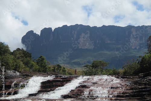 mulher em cachoeira com monte roraima ao fundo, parque nacional canaima, venezuela 