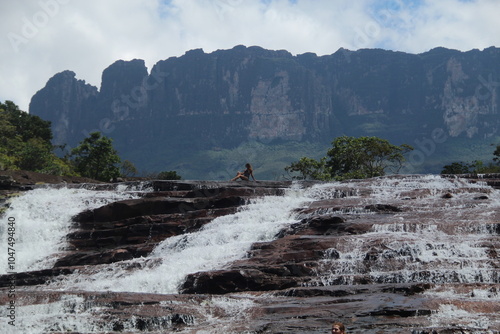 mulher em cachoeira com monte roraima ao fundo, parque nacional canaima, venezuela 