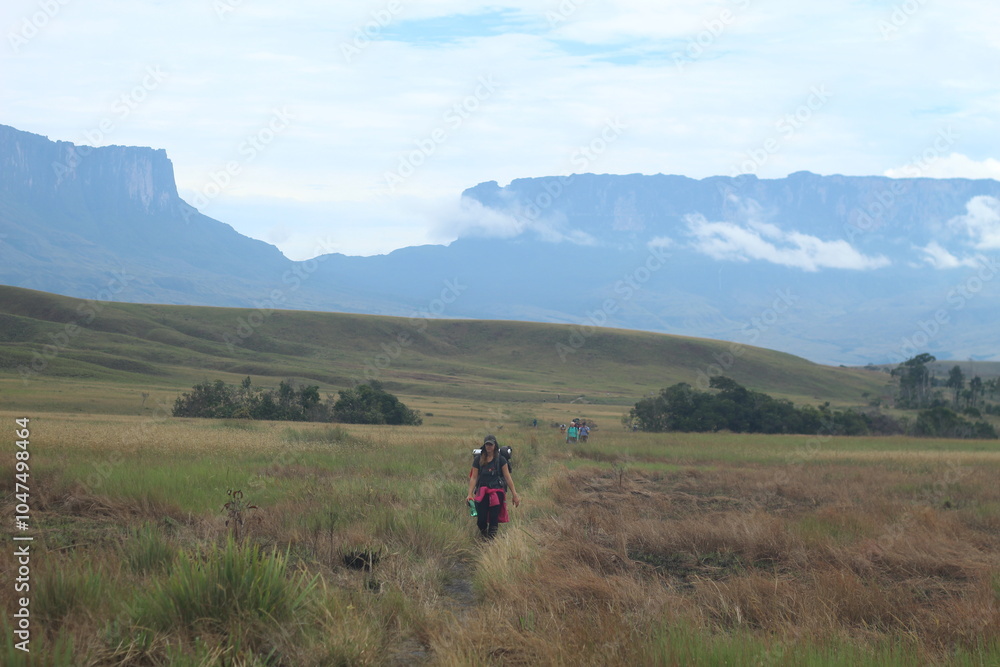 Obraz premium mulher no trekking para monte roraima, venezuela