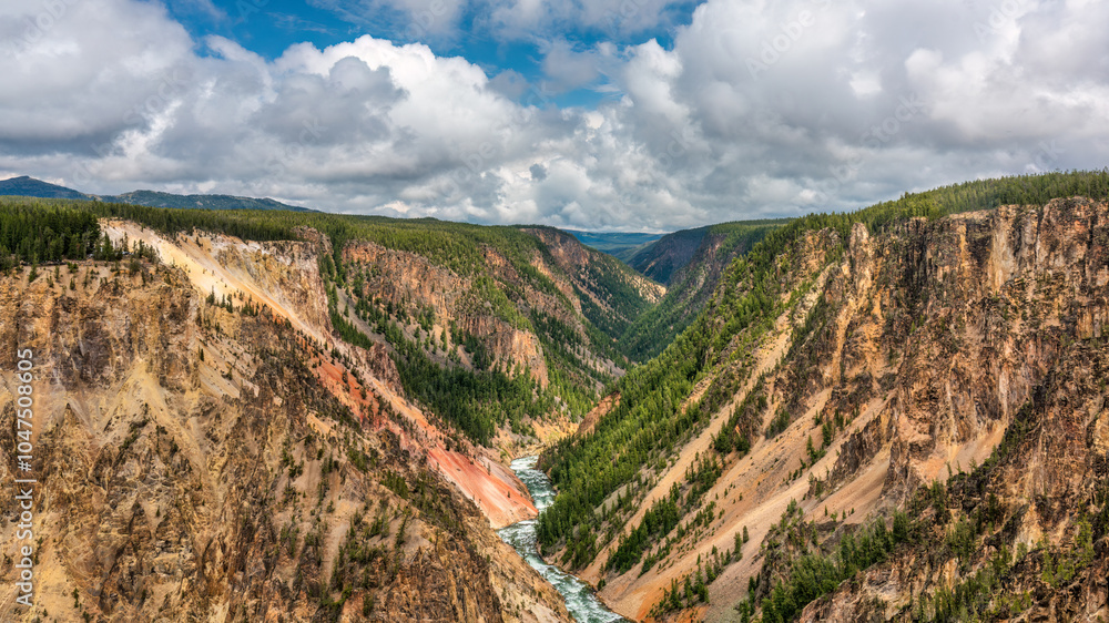 Obraz premium Yellowstone National Park panorama from the Artist Point Sublime Trail at Grand Canyon of the Yellowstone River
