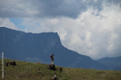 turista em trekking para monte roraima, parque nacional canaima, venezuela  photo