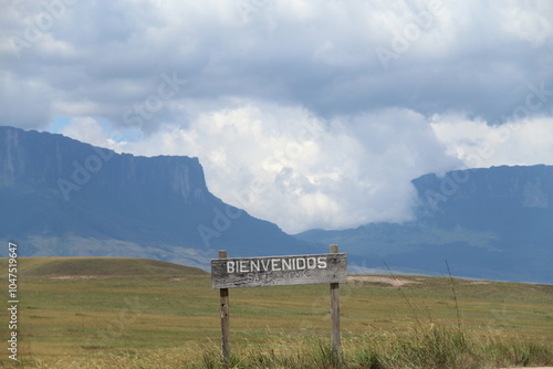 homem em trekking até o monte roraima, venezuela  photo