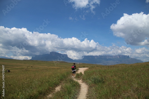 homem em trekking até o monte roraima, venezuela 