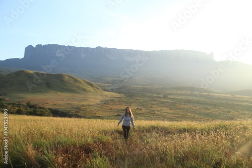 mulher com monte roraima ao fundo no amanhecer, na venezuela 