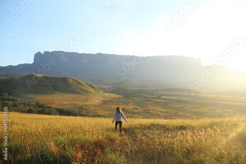 Wallpaper Mural mulher com monte roraima ao fundo no amanhecer, na venezuela  Torontodigital.ca