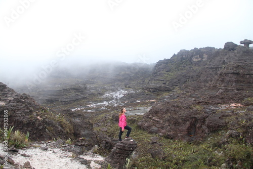 mulher no vale dos cristais, no alto do monte roraima photo