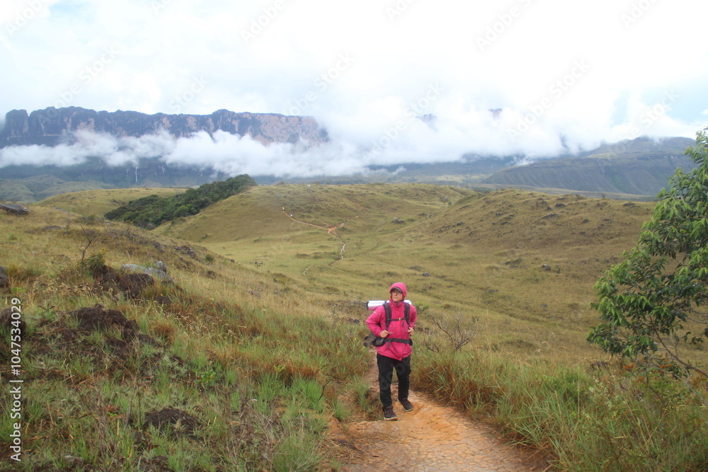 mulher em trilha com monte roraima ao fundo mulher em trilha com monte roraima ao fundo
