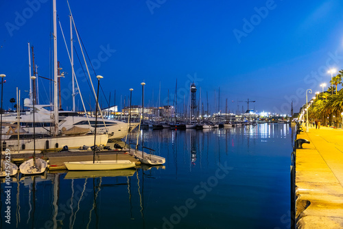 Nachtaufnahme des Alten Hafens mit Booten in Barcelona, Spanien photo