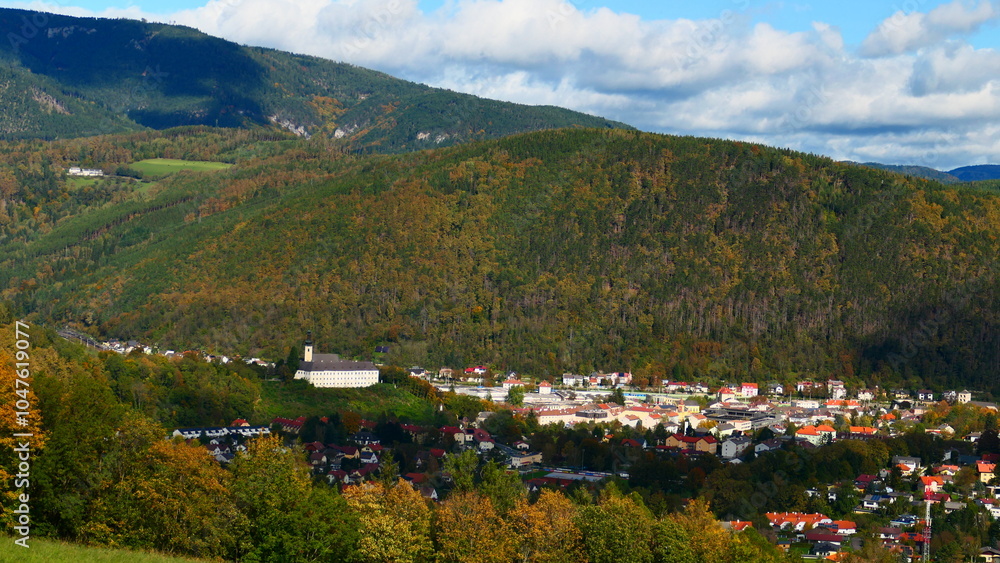 Obraz premium Gloggnitz, Stadt in den Bergen, Semmering- Rax Region